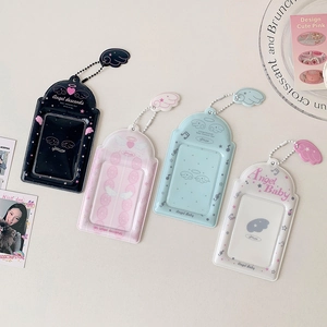 Détail de quatre porte-cartes ange colorés avec chaînes à billes et pendentifs en forme d'aile