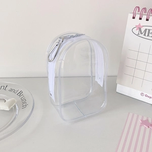 Detalle de bolsa de almacenamiento de PVC transparente con cremallera blanca y gancho plata