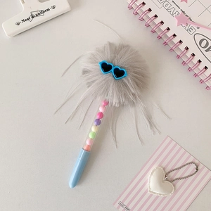 Détail d'un stylo peluche avec fausse fourrure grise et perles colorées à l'intérieur