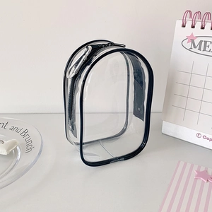 Detalle de mini bolsa de PVC transparente con borde negro y mosquetón de metal plateado