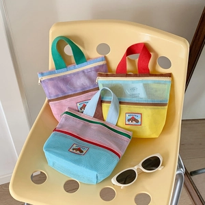 Details bunter Netztaschen mit Doppelreißverschluss und Comic-Hund-Aufnähern
