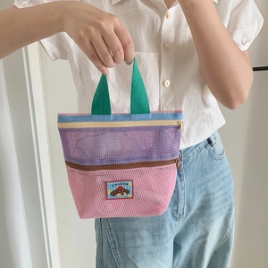 Netz-Handtasche mit lila und rosa Kontrastfarben und niedlichem Welpen-Aufnäher