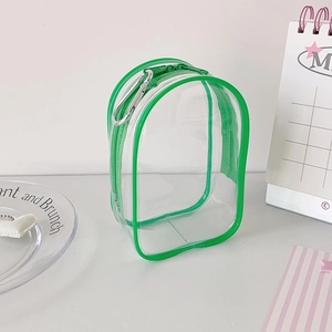 Vista de cerca de la bolsa de PVC transparente con cremallera verde y mosquetón metal