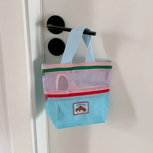 Bunte Mesh-Kulturtasche mit Cartoon-Patch, hängend an einem Türgriff