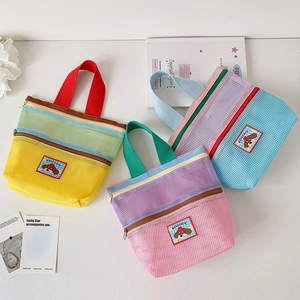 Drei bunte Netztaschen mit Doppelreißverschluss und Hisocute Comic Aufnähern