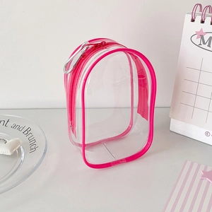 Primer plano de bolsa transparente de PVC para muñecas con cremallera rosa y gancho de metal