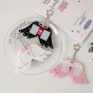 Detail der Glitzer-Acryl-Engelsflügel-Fotohalter mit Sternclips in Schwarz Weiß und Rosa