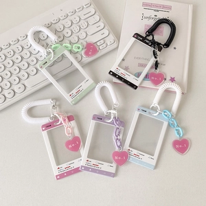 Fünf Pastell-Kartenhalter mit Herzanhängern und elastischen Kordeln für K-Pop-Fotokarten