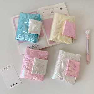 Gewatteerde glanzende sterrenband met magnetische gesp in blauw, geel, roze en wit