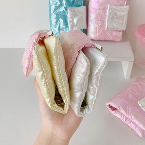 Detail van gewatteerde strik-haarspelden van parelmoerstof in diverse pastelkleuren