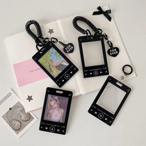 Schwarzer Acryl-Fotokartenhalter mit Musikplayer-Design, Federband und Herzanhänger