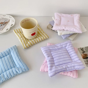 Sous-verres en coton matelassé avec broderie cœur et rayures pour décoration de table