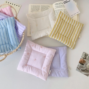 Sous-verre en coton matelassé avec cœur et coussin rayé pour décoration de bureau