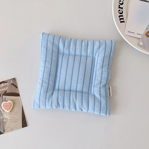 Détail d'un set de table en coton à rayures bleu clair avec étiquette de marque Hisocute