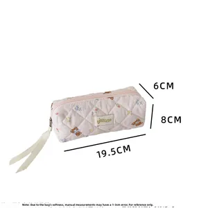 Three-dimensional dimensions of the pink quilted fabric pouch with bear print 19.5x8x6cm