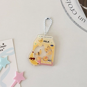 Gros plan d'un joli porte-clés shaker en acrylique au lait de banane avec mini breloques