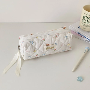 Gesteppte Kosmetiktasche mit Hasenmuster, weißer Schleife und socute-Etikett