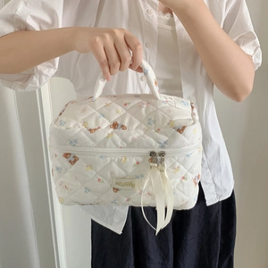 Borsa cosmetica in cotone trapuntato con motivi a orsetto e fiori e manico superiore
