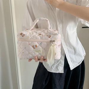 Borsa cosmetica trapuntata rosa con motivo a orsetto e fiori e manico superiore