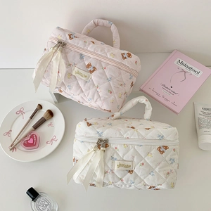 Beauty case trapuntato con motivo a coniglio, manico e nastro in rosa e bianco crema