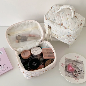 Set di borse per trucco trapuntate con fiori e orsetti e ampio manico per viaggi e cosmetici