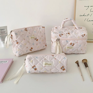 Set di tre borse portaoggetti in cotone trapuntato rosa con motivi di orsi e fiori