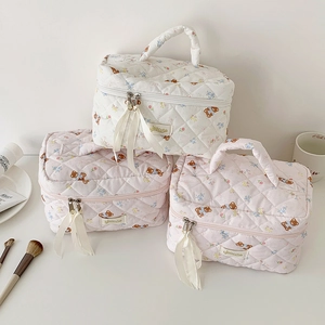 Beauty case trapuntato floreale con manico e motivi a orsetto in rosa e bianco