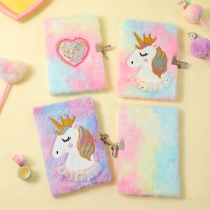 Vue à plat de carnets licorne en peluche A5 colorés avec cadenas en métal et motifs cœur
