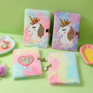 Détail de carnets en peluche tie-dye avec broderie licorne et serrure métallique