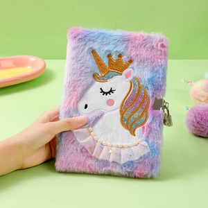 Gros plan d'un carnet licorne en peluche avec fourrure colorée et serrure en métal