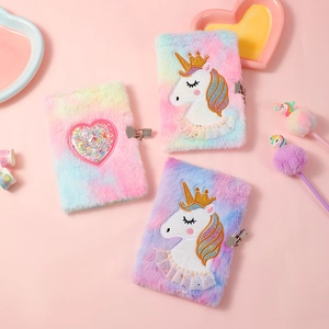 Set carnet licorne en peluche A5 avec cadenas et stylos assortis à pompons colorés