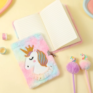 Vue détaillée d'un carnet licorne en peluche A5 avec serrure et stylos décoratifs