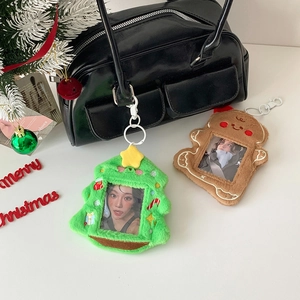 Dettaglio dei portafoto in peluche a forma di albero di Natale e omino di pan di zenzero