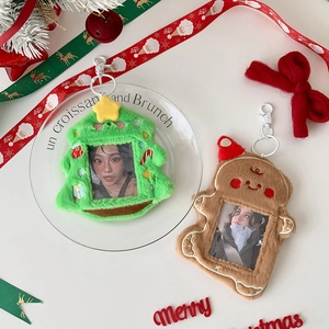 Primo piano di porta carte in peluche a forma di albero di Natale e omino di pan di zenzero