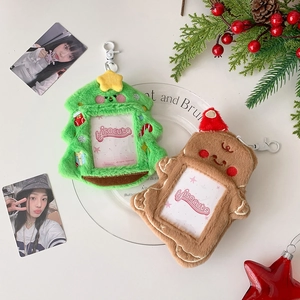 Dettaglio dei porta carte natalizi in peluche a forma di albero e omino di pan di zenzero