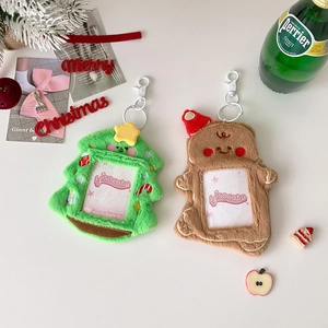 Dettaglio dei portacarte in peluche natalizio a forma di albero e omino di pan di zenzero