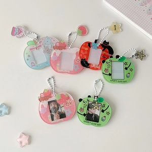 Fotokartenhalter aus Acryl in Apfelform mit bunten Zeichentrickmustern und Kugelketten