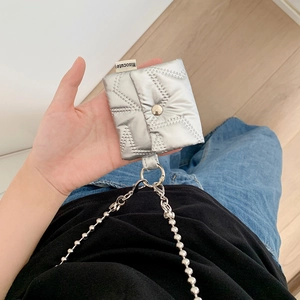 Dettaglio mini borsa argento metallizzato con trapuntatura a stella e catena a sfere