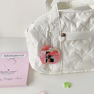 Detail der weißen gesteppten Tasche mit süßem rosa Erdbeeren Promi Foto Schlüsselanhänger
