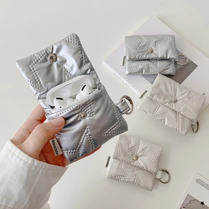 Set di 4 custodie per AirPods con trapuntatura a stella in argento metallizzato e panna