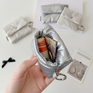 Mini borsa trapuntata metallica con anello per rossetto e monete, vista dell'interno