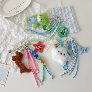 Dettaglio portachiavi orsetto di peluche con corda intrecciata e perline colorate