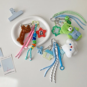 Simpatico portachiavi orsetto di peluche con salopette fashion e ciondolo a stella
