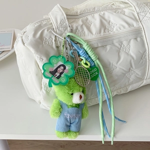 Portachiavi orsetto di peluche verde con salopette a righe e ciondolo a quadrifoglio