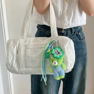 Borsa trapuntata bianca a farfalla con ciondoli orsetto di peluche e portafoto