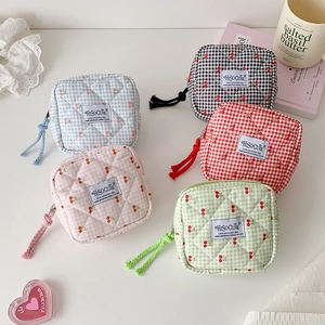 Set di 5 pochette trapuntate a ciliegia in vari colori con chiusura a zip per cosmetici