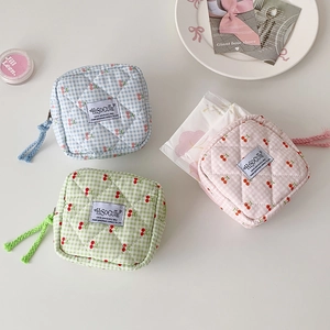 Tre pochette trapuntate con ciliegie in blu, verde e rosa per trucchi e cura personale