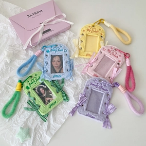 Bunte Plüsch-Kartenhalter mit Stickerei-Schleifen und Bändern in Macaron-Farben