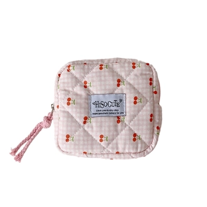 Borsa porta assorbenti trapuntata a scacchi rosa con stampa di ciliegie e zip
