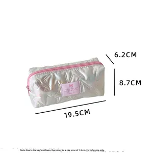 Detailed size chart for the star-embossed silver holographic pouch, 19.5x8.7x6.2cm